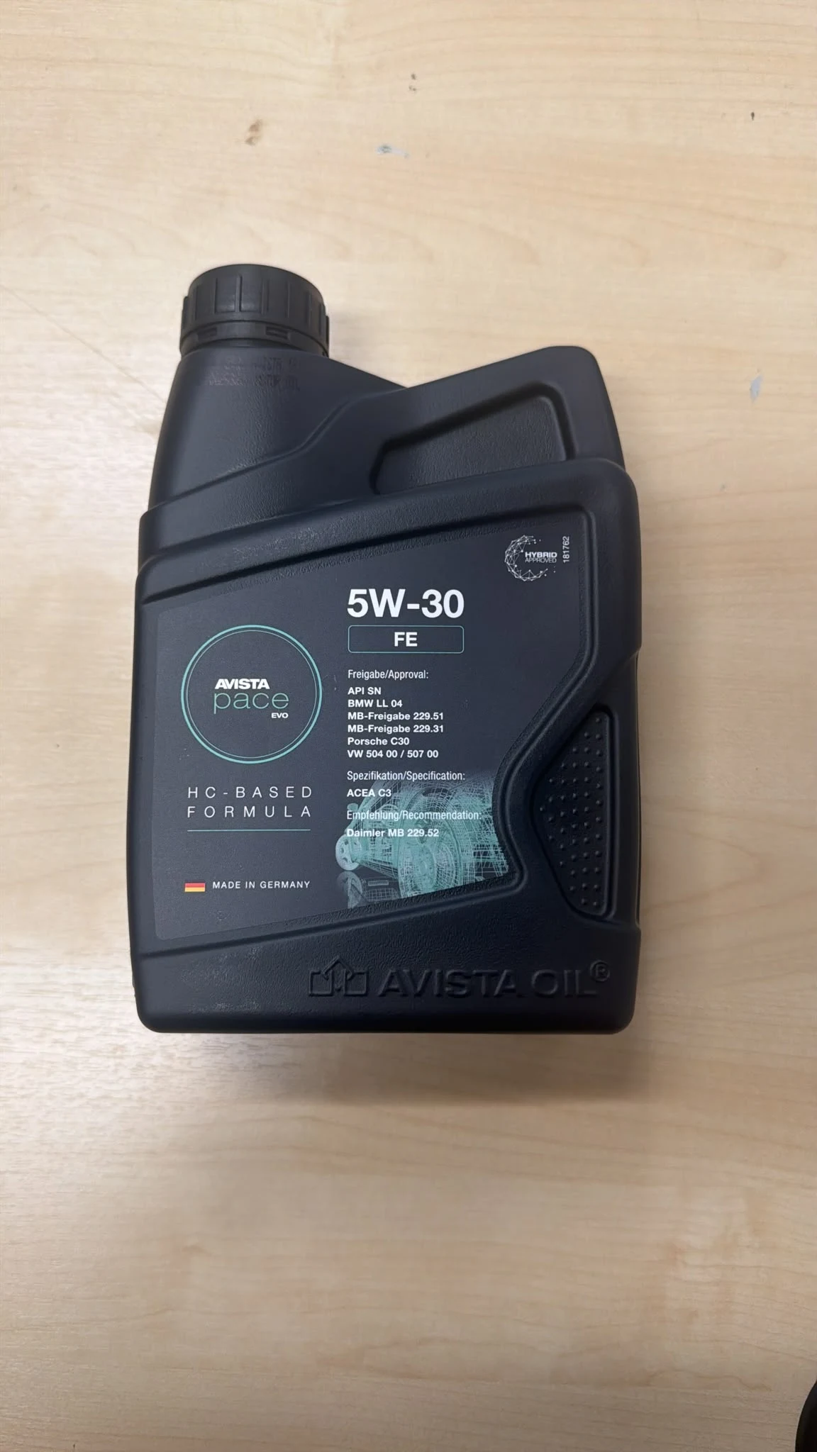 Motorölflasche Avista Pace 5W-30 auf Holzuntergrund